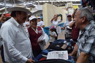 De visita. Armando Guadiana recorrió el jueves el Mercado Miguel Hidalgo, en el municipio de San Pedro de las Colonias. (ROBERTO ITURRIAGA)