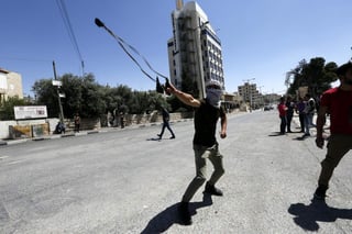Una serie de enfrentamientos estalló entre los palestinos y las fuerzas israelíes ayer jueves. (ARCHIVO)