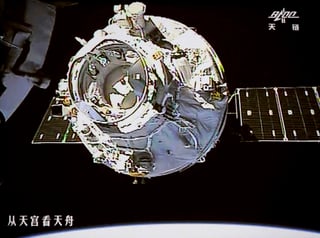 La nave 'Tianzhou 1' concluyó la pasada noche el proceso de recarga de combustible del laboratorio espacial 'Tiangong 2', al que se acopló el pasado sábado dos días después de su lanzamiento. (ARCHIVO)
