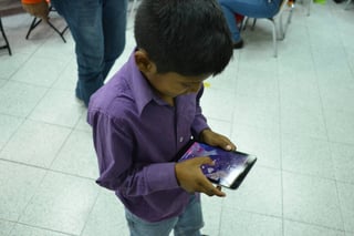 Día del Niño. La Generación Touch comienza a interactuar con  dispositivos a una edad temprana, antes incluso de hablar o caminar. (JOEL MENDOZA)