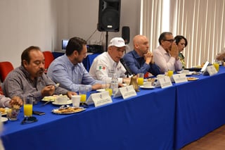 Reunión. Willy Gutiérrez, candidato de Morena a la alcaldía de Torreón, lleva sus propuestas a Canacintra. (Fernando Compeán)