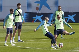 Los jugadores del FC Barcelona, Sergi Roberto, Gerard Piqué, Andrés Iniesta, Paco Alcácer y Jordi Alba, durante el entrenamiento en la ciudad deportiva Joan Gamper, para preparar el siguiente partido de liga. (EFE)   
