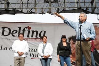 Arremete. Andrés Manuel López Obrador leyó la carta que fue entregada después en Los Pinos.
