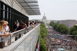 Nutrida. Con multitud de lemas a favor del medioambiente, los miles de manifestantes coparon las arterias de Washington.