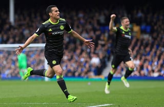 Pedro Rodríguez (i) anotó el primer tanto del Chelsea en la goleada 3-0 sobre el Everton. (EFE)