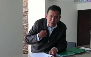 Arremete. Humberto Moreira muestra varios documentos en contra los dichos de Felipe Calderón.