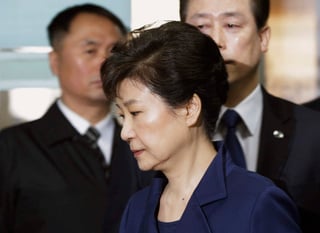 El letrado Yoo Yeong-ha, que encabeza su equipo de abogados, defendió nuevamente la inocencia de la exmandataria y pidió analizar el sumario de la investigación que ha realizado la fiscalía sobre el caso. (ARCHIVO)
