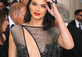 Kendall Jenner deja poco a la imaginación en alfombra roja