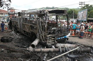 Varios autobuses de transporte público fueron incendiados el martes en Río de Janeiro. (ARCHIVO)