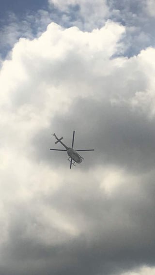 El helicóptero estaba localizado en un sector montañoso en el sur del país con una vegetación de hasta 50 metros de altura y 'al cual solo se puede acceder por vía aérea', precisó la institución. (ESPECIAL)