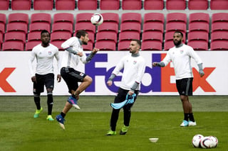 Los jugadores de Lyon entrenan para enfrentar mañana el partido de ida de las semifinales de la Europa League al Ajax de Holanda. (EFE)