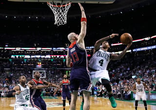 Isaiah Thomas (d) estuvo intratable ayer en la victoria de los Celtics 129-119 sobre los Wizards. (AP)