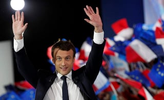 Afianza la distancia que mantiene frente a la ultraderechista Marine Le Pen a cuatro días de las elecciones, con porcentajes respectivos del 59 % y del 41 %. (ARCHIVO)