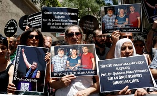 Detenidos. Una gran cantidad de periodistas en Turquía se consumen tras las rejas, sin cargos ni juicio. 