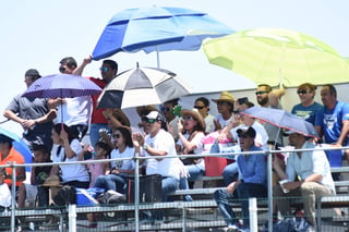 Pese al intenso calor que se vivió ayer en la Comarca, los familiares apoyaron con todo a sus jugadores.