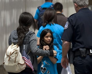 La investigación encontró que cuatro de cada 10 padres mexicanos repatriados intentó dejar a sus hijos en Estados Unidos. (ARCHIVO)