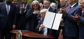 Decreto. Trump firmó el decreto rodeado de  sacerdotes, monjas y representantes de grupos religiosos.
