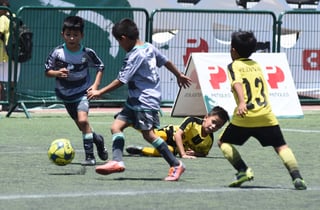 Nada como la ansiada victoria. Los jóvenes futbolistas gozan cada minuto de los partidos de la Copa Santos Peñoles.  (Jesús Galindo)
