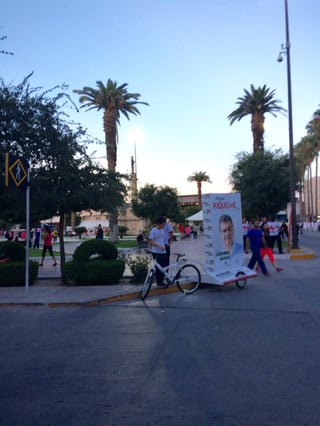 Durante el concierto de Manuel Mijares en la Plaza Mayor, se observaron bicicletas con propaganda de Miguel Riquelme. (EL SIGLO DE TORREÓN)
