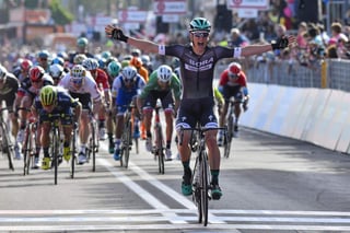 Lukas Postlberger celebra al momento de atravesar la meta en el primer lugar en el inicio del Giro de Italia. (EFE)