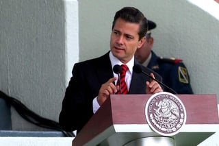 Peña Nieto advirtió que en coordinación con el gobierno de Puebla se combatirá a las bandas que se dedican al robo de combustible en la entidad y dijo que el gobierno de la República aplicará todo el peso de la ley a los responsables de los hechos delictivos ocurridos el jueves en Puebla. (EL UNIVERSAL)