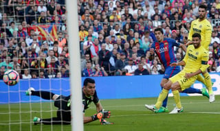 Luis Suárez anotó el tercer gol del Barcelona en el triunfo 4-1 sobre Villarreal. (AP)