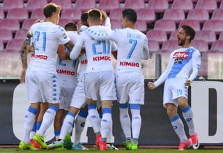 Con la victoria, Nápoles llegó a 77 puntos y subió al subliderato de la Serie A, Roma, que tiene un juego menos, está en tercer sitio con 75 unidades. (EFE)