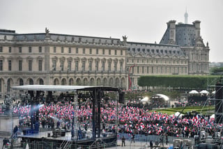 El virtual presidente electo de Francia dirigirá un mensaje a sus seguidores desde la plaza del Louvre, en la que se ubica una pirámide de cristal, poco antes de las 21:00 horas locales (19:00 GMT).
