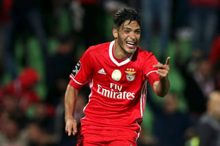 Raúl Jiménez anotó el único gol del juego. Benfica le saca 5 puntos al Porto con 6 por disputar. (EFE)