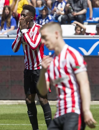 El delantero del Athletic Iñaki Williams (i) se lamenta una falla. Bilbao pierde por la mínima con Alavés