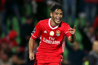 El gol del delantero mexicano Raúl Jiménez, a los 75 minutos, acercó más a Benfica a su cuarto título seguido en la liga portuguesa. (EFE)
