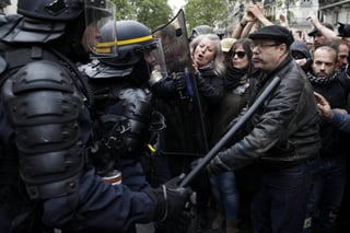Operativo. Los policías fueron replegando a los manifestantes ayer en París.