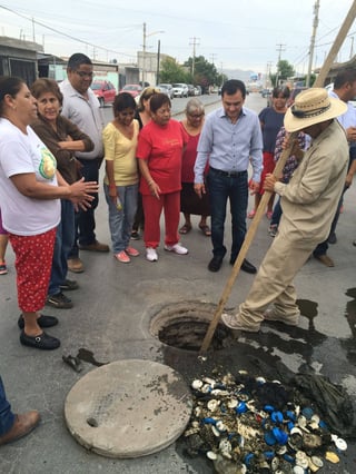 Apoyo. Simas pidió la colaboración de vecinos de la colonia Satélite para que ya no utilicen drenaje sanitario como basurero. (CORTESÍA)