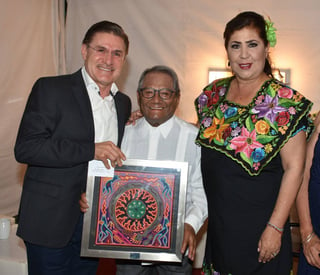 Reconocen. El gobernador José Aispuro y la alcaldesa de Lerdo, María Luisa González dan reconocimiento a Manzanero. 