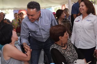 Elecciones. Guillermo Anaya saluda a mujeres durante un evento de su campaña electoral. (CORTESÍA)