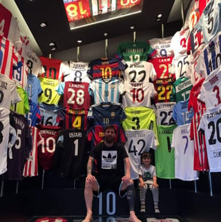 El ariete del Barcelona colgó en su cuenta de Instagram una muestra de su almacén de camisetas el cual tiene en su casa. 
