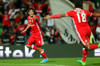 Raúl Jiménez anotó el gol de la victoria en el último partido del Benfica, con lo que puso a su equipo a un paso del título en Portugal. (EFE)