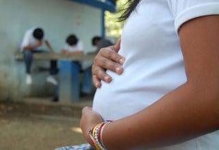 Al alza. La Encuesta Intercensal 2015, elaborada por el Inegi, registró 400 mil embarazos de mujeres de entre 15 y 19 años.