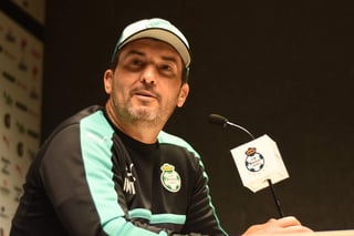 El técnico de Santos Laguna, José Manuel de la Torre, quiere que su equipo esté preparado y ya tiene suplentes para las ausencias. (Jesús Galindo)