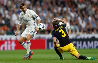 El Real Madrid fue muy superior en el partido de ida y con triplete de Cristiano Ronaldo (i) ganó 3-0 al Atlético. (AP)