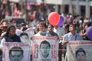 Las madres y padres de los 43 normalistas desaparecidos de Ayotzinapa caminarán de la PGR a la Secretaría de Gobernación. (ARCHIVO)