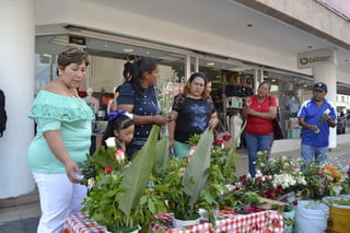 El Mercado de las Flores que está repleto de personas que buscaban a último minuto el regalo del 10 de Mayo. (EL SIGLO DE TORREÓN)
