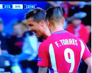 Tras la celebración madridista, el delantero del Atlético de Madrid Fernando Torres reprendió a Cristiano Ronaldo por su gesto, acercándose a él y hablándole con rostro muy serio al oído. 
