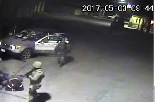 Video. En la grabación difundida desde la cuenta Palmarito Tochapan, se observa cómo un militar da un tiro en la cabeza a un hombre desarmado y sometido a las 20:44 horas de ese día.