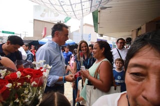 Recorrido. Guillermo Anaya, candidato del PAN a la gubernatura, entregó rosas a las mujeres en el mercado Juárez. (FABIOLA P. CANEDO)