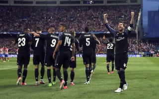 Jugadores del Real Madrid celebran el tanto anotado por Isco (22), con lo que obligaban al Atlético a marcar tres goles más para avanzar. (EFE)