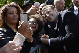 Aprovecha. El presidente electo Emmanuel Macron se tomó una ‘selfie’ con unas mujeres.
