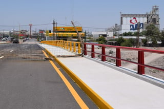 La diferencia entre un color y otro resalta el límite geográfico entre los dos estados justo enmedio de la estructura del puente que une a las ciudades de Torreón y Gómez Palacio por el parque industrial. (EL SIGLO DE TORREÓN)