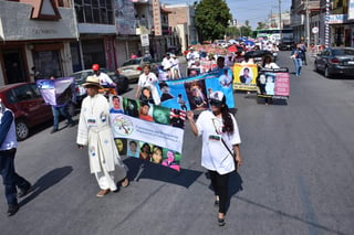 Búsqueda incansable. Con una marcha por las calles de Torreón comenzó ayer la primera Caravana Internacional de Búsqueda en Vida, conformada por familiares de personas desaparecidas, organizaciones y personas que se han solidarizado. (Fernando Compeán)