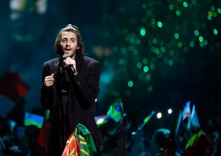 El cantante portugués, que desbancó a última hora a Italia en las casas de apuestas, arrasó tanto en el voto de los telespectadores como en el del jurado profesional. (EFE)